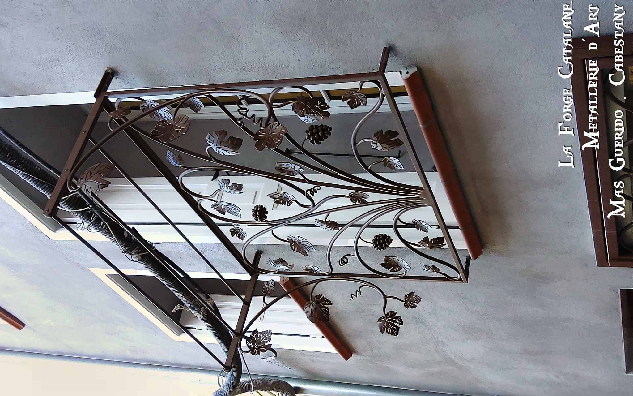 garde corps avec etendoir integre remplissage feuilles de vignes avec grappes de raisin forge catalane.jpg